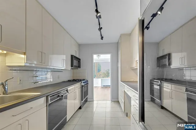 $158,000 | 5 Horizon Road, Unit 503, Fort Lee, NJ 07024