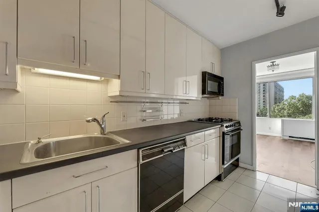 $158,000 | 5 Horizon Road, Unit 503, Fort Lee, NJ 07024