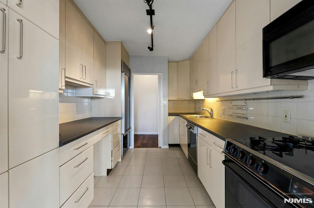 5 Horizon Road, Unit 503 Fort Lee, NJ 07024 - Photo 17 of 45