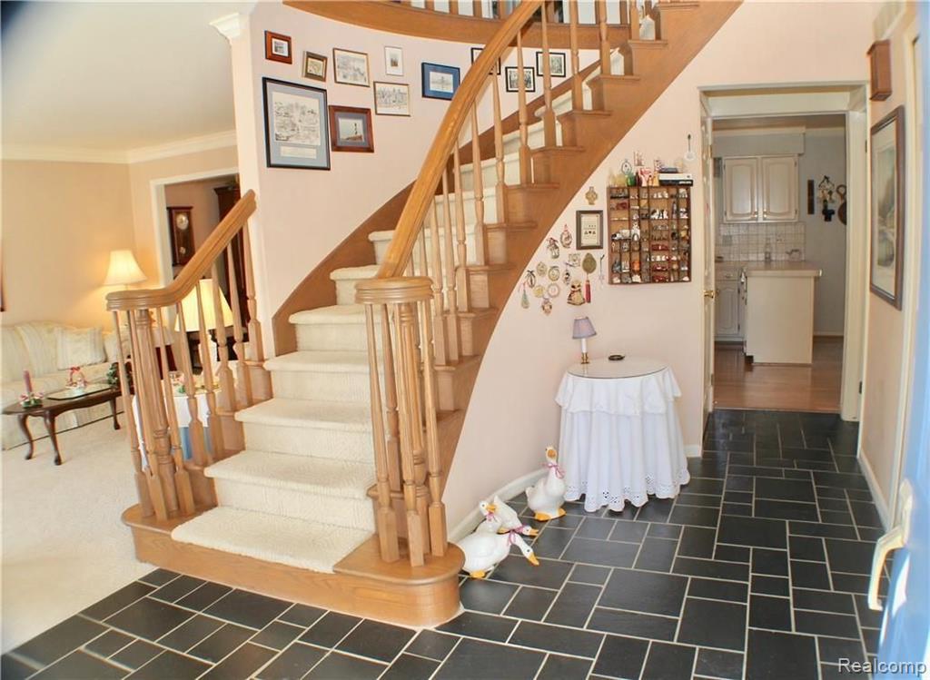 626 Shellbourne Drive Rochester Hills, MI 48309 - Photo 3 of 21