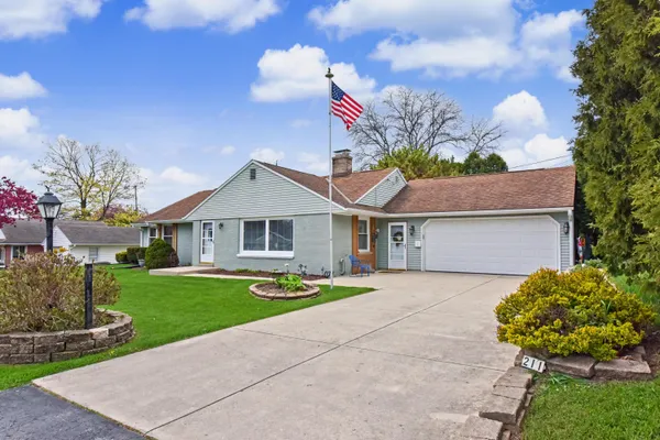 $469,900 | 211 East Alta Loma Circle, Thiensville, WI 53092