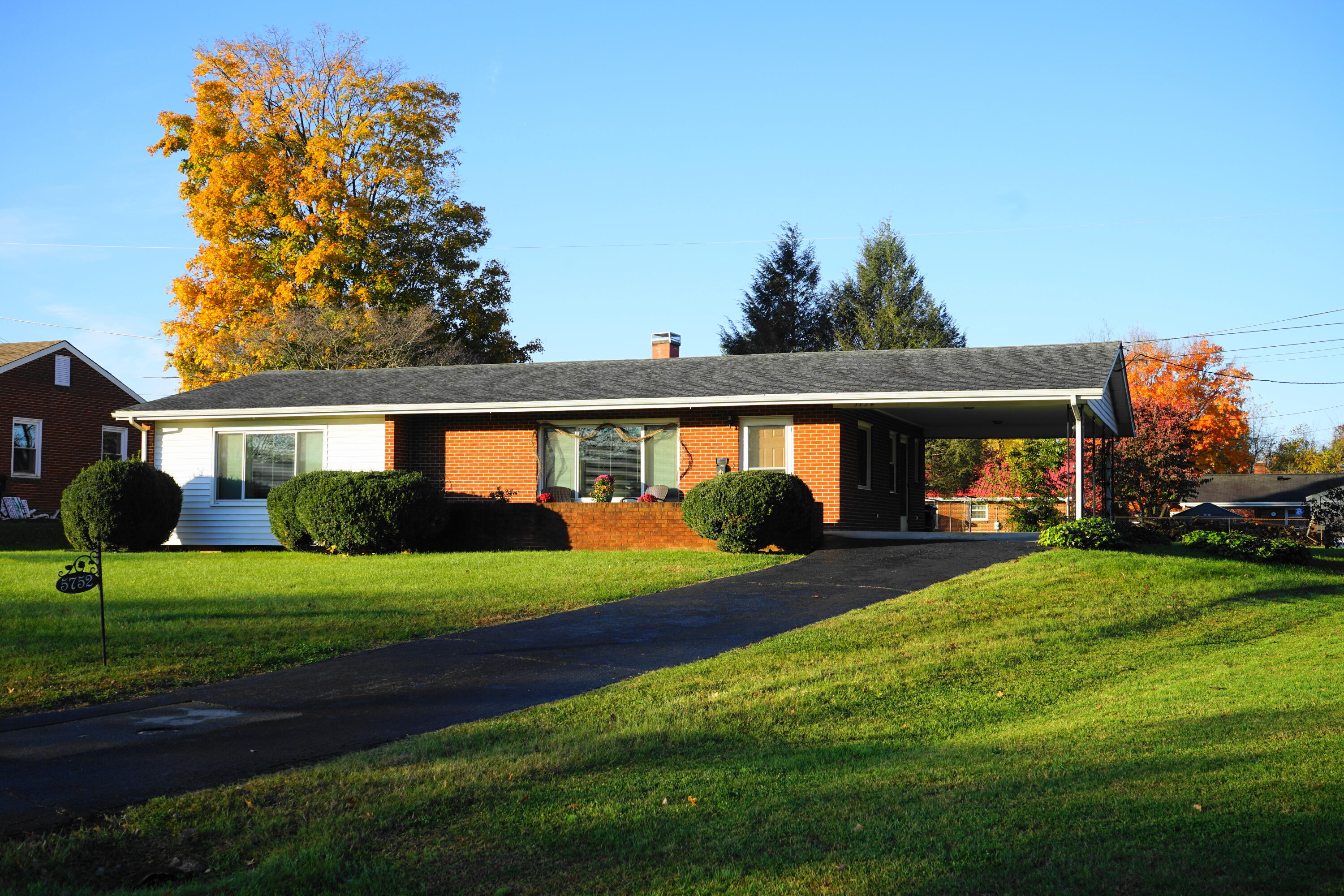 5752 Littleton Road Roanoke, VA 24012 - Photo 1 of 35 5752 Littleton Road, Roanoke, VA