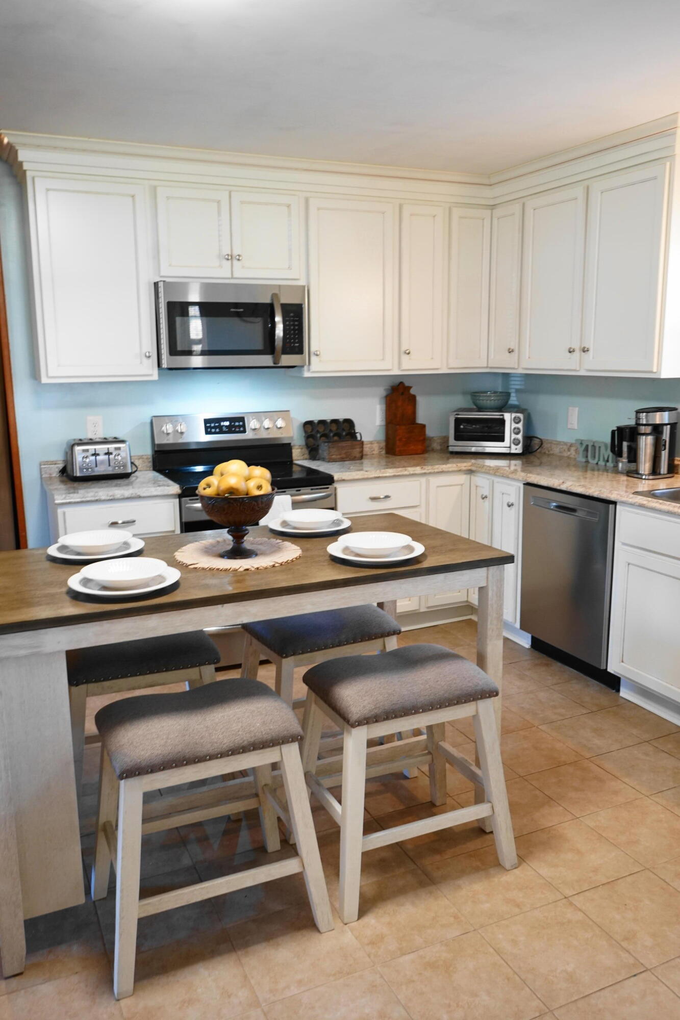 5752 Littleton Road Roanoke, VA 24012 - Photo 11 of 35 Ample Space for Table & Chairs