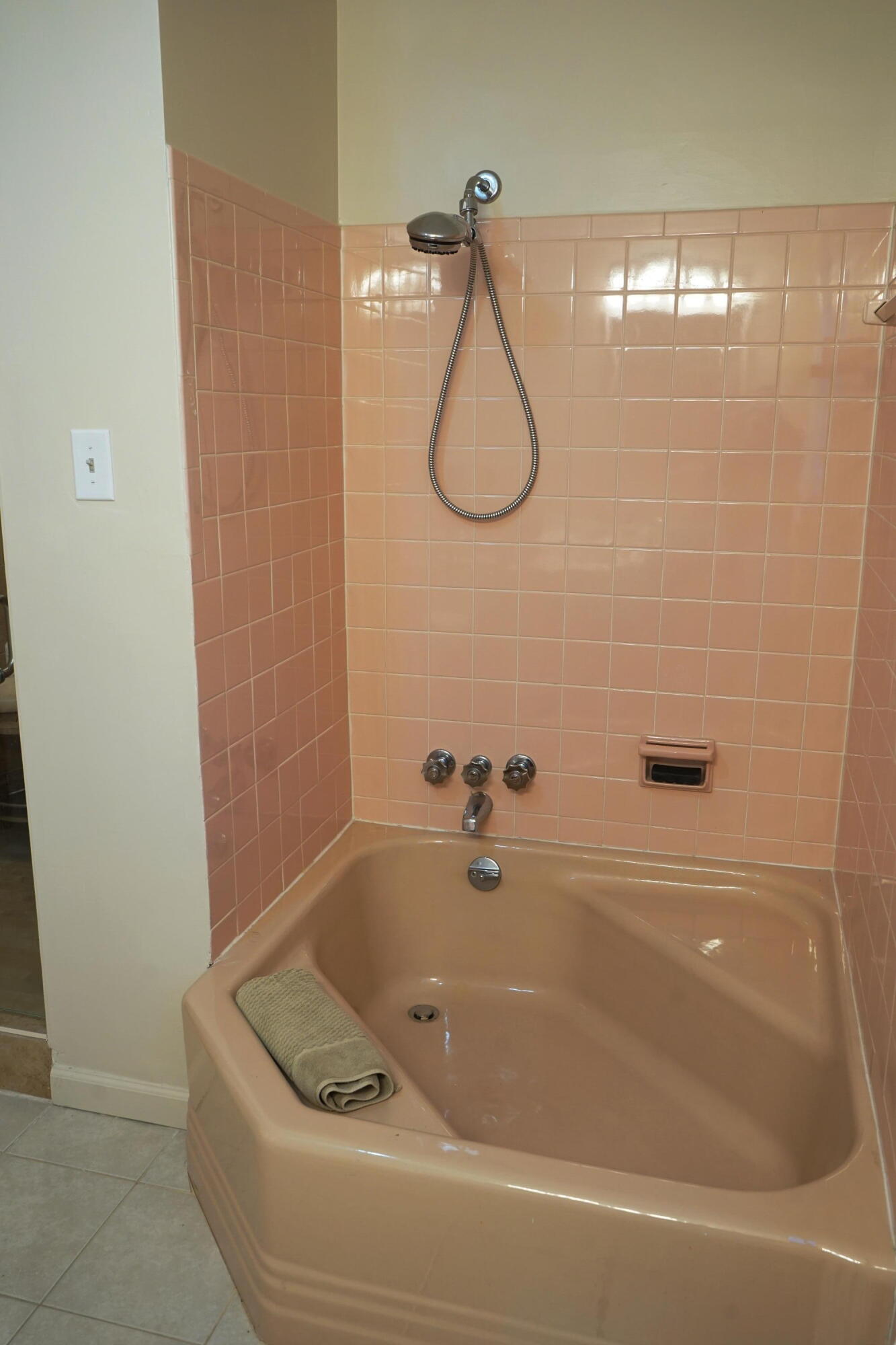 5752 Littleton Road Roanoke, VA 24012 - Photo 23 of 35 Corner Tub w/ Built-in Seat