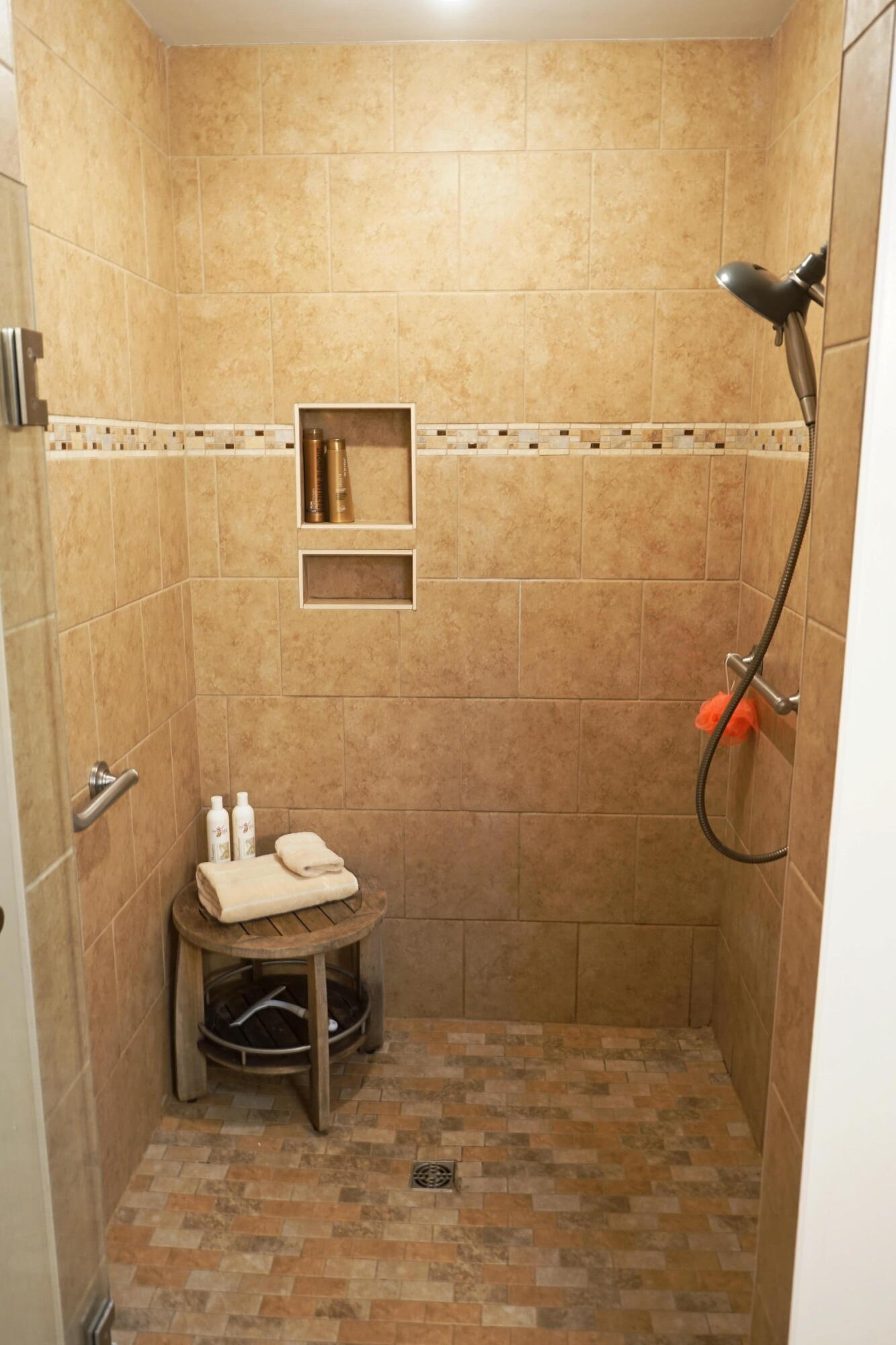 5752 Littleton Road Roanoke, VA 24012 - Photo 25 of 35 Nice Tilework