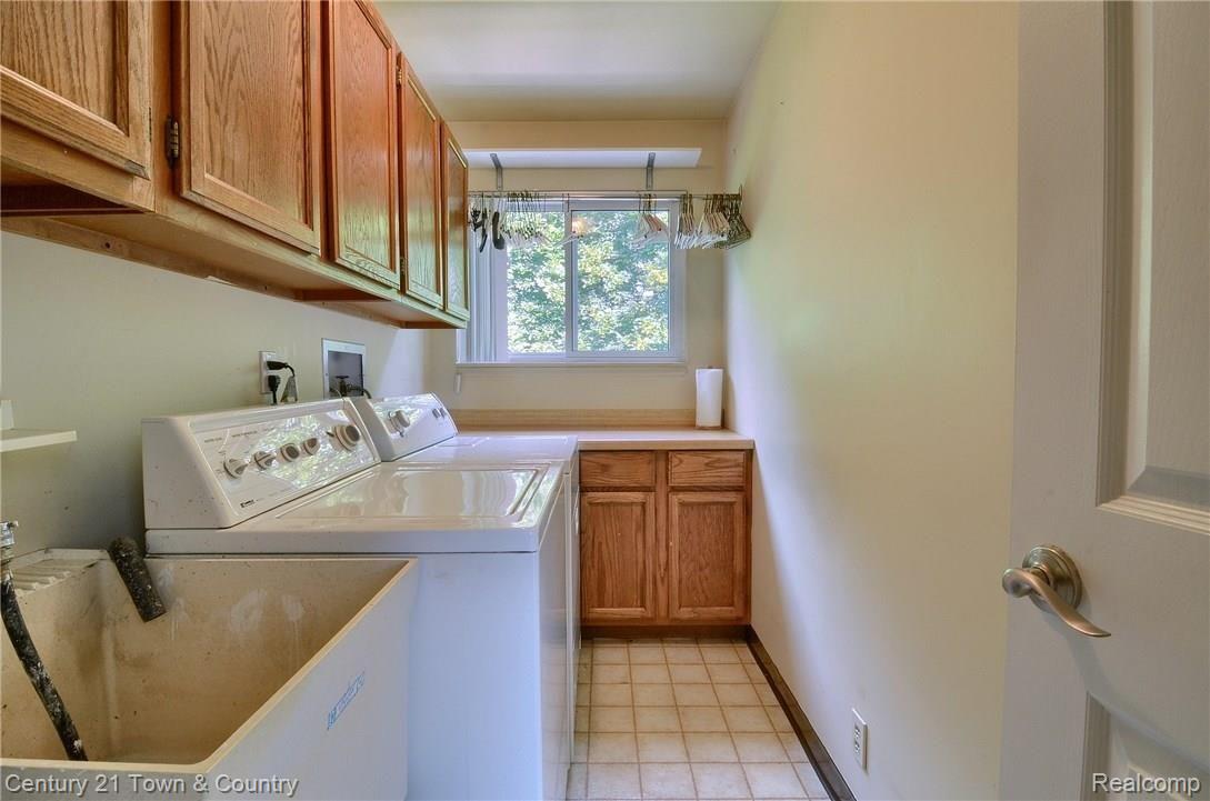 808 Lion Street Rochester, MI 48307 - Photo 22 of 32 Second floor laundry