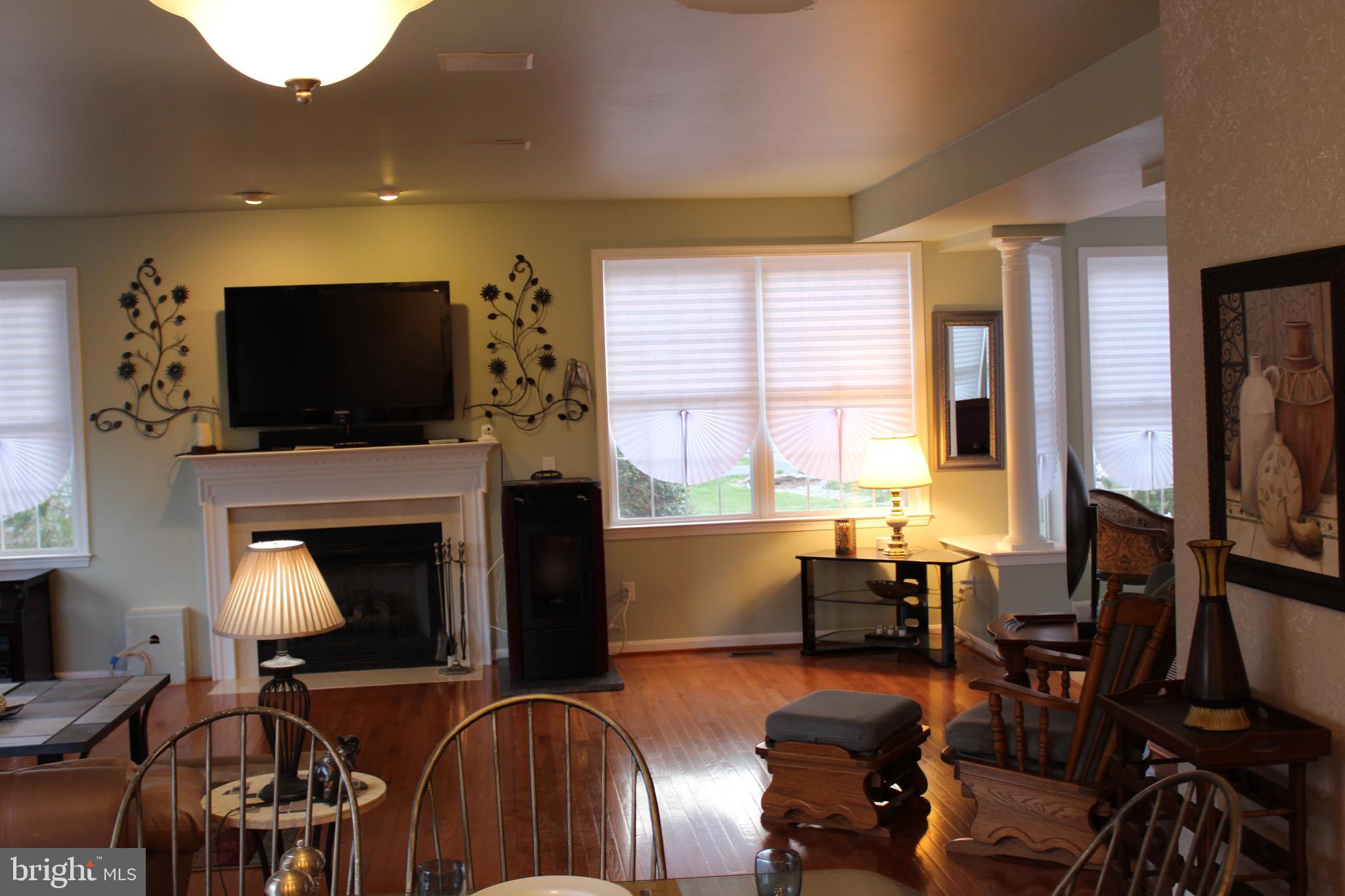 8385 Maryland Road Pasadena, MD 21122 - Photo 9 of 21 Family Room - right side