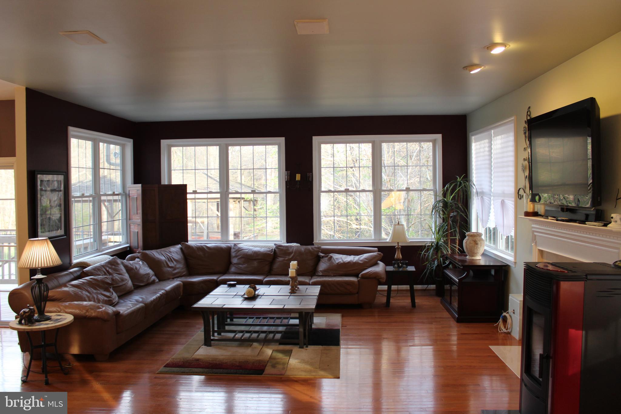 8385 Maryland Road Pasadena, MD 21122 - Photo 10 of 21 Complete Family Room