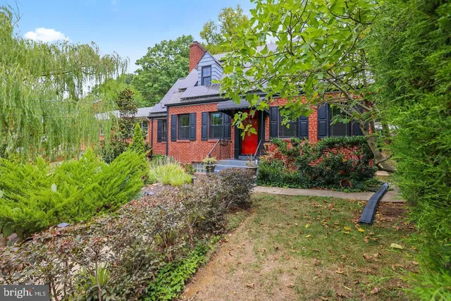 a view of a yard in front of house