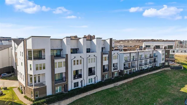 $4,000 | 381 East Greenbriar Lane, Unit 1501, Dallas, TX 75208
