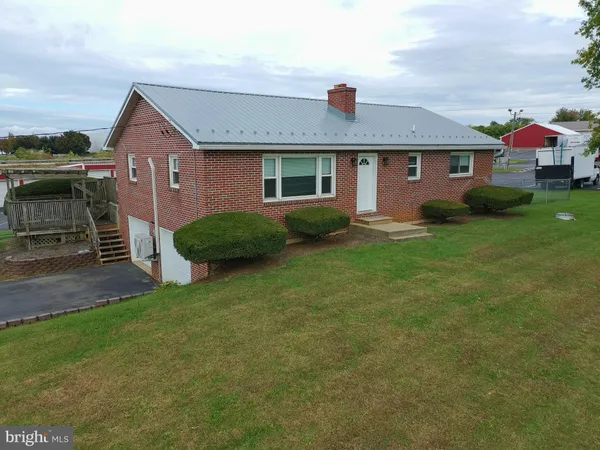 a view of a yard in front of a house