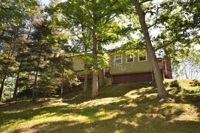 17420 Hickory Ridge Road Fenton, MI 48430 - Photo 2 of 25 21175221-1.JPG