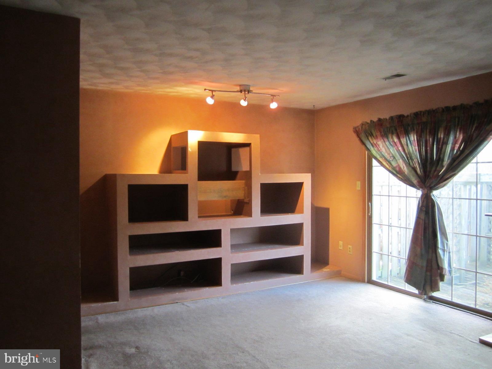 17426 Hughes Road Poolesville, MD 20837 - Photo 9 of 28 Spacious Living Room with built ins