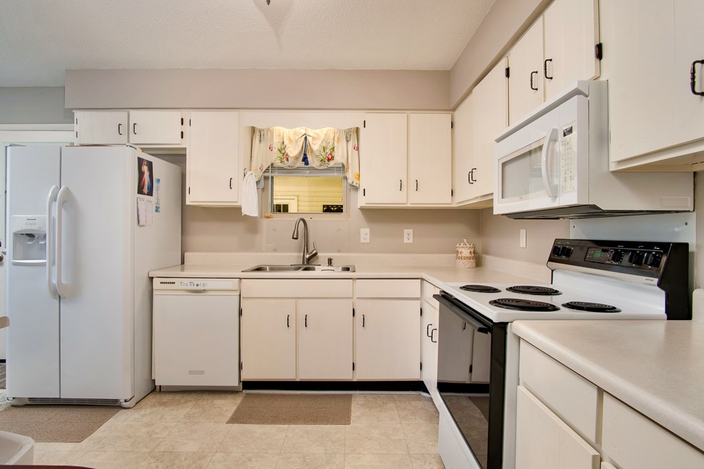 6781 Piney Woods Road Foley, AL 36535 - Photo 7 of 16 Kitchen