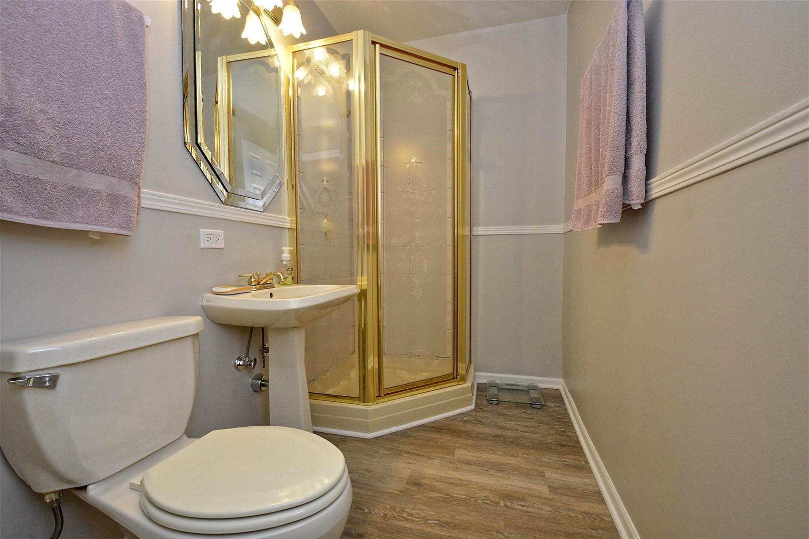 6138 Birmingham Street Chicago Ridge, IL 60415 - Photo 14 of 26 a bathroom with a sink toilet and shower