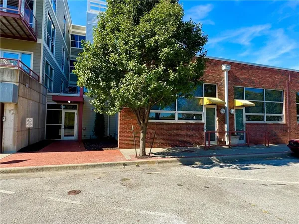 $325,000 | 522 Locust Lane, Unit 302, Kansas City, MO 64106