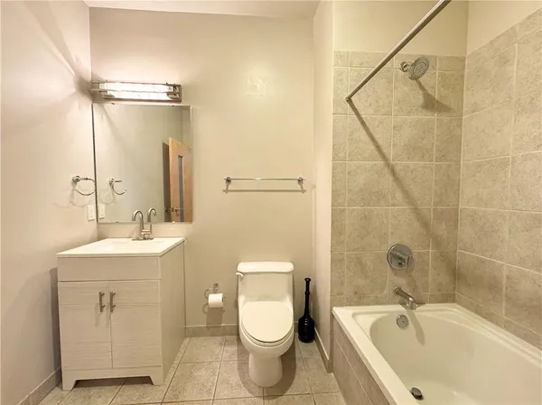 $325,000 | 522 Locust Lane, Unit 302, Kansas City, MO 64106