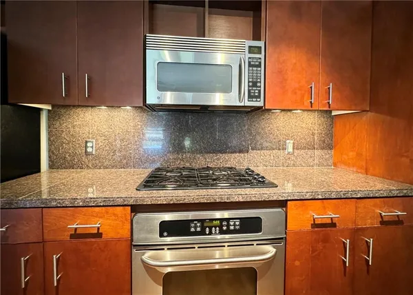 $325,000 | 522 Locust Lane, Unit 302, Kansas City, MO 64106