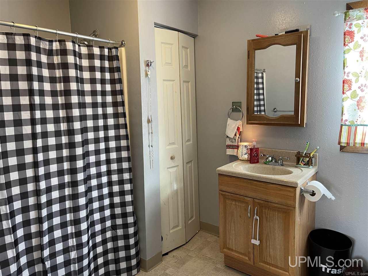 508 Division Street Hurley, WI 54534 - Photo 9 of 26