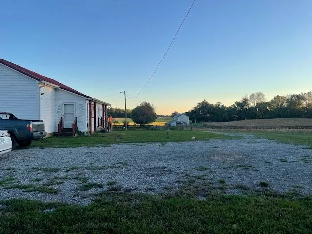 a view of a backyard