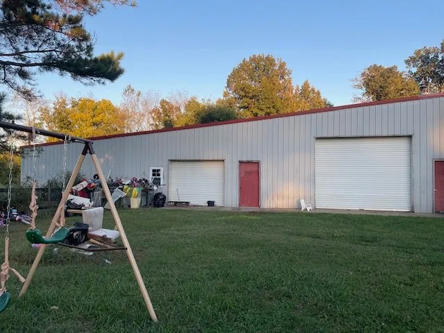 a view of a backyard