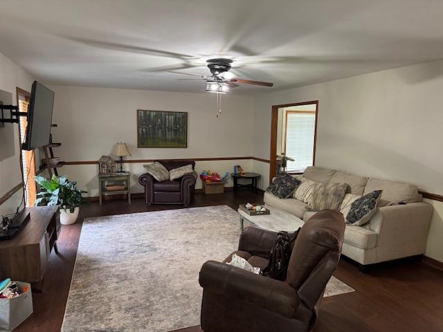 525 Middleton Loop Bolivar, TN 38008 - Photo 4 of 13 a living room with furniture