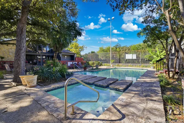 a view of a backyard