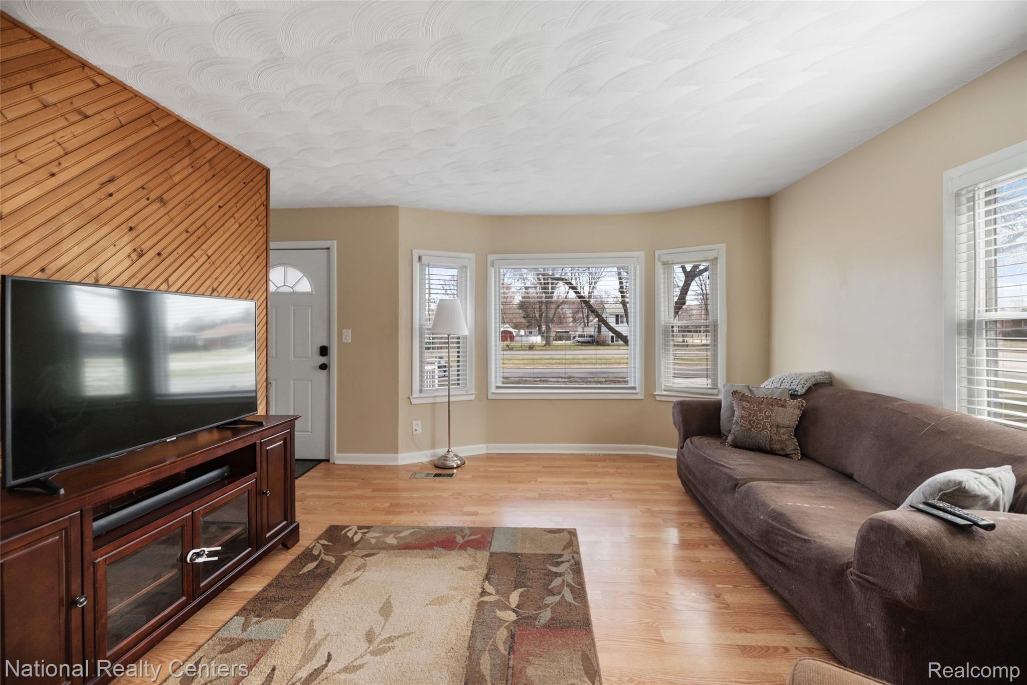 1135 Farmington Road Garden City, MI 48135 - Photo 2 of 15 DSC_4845.jpg