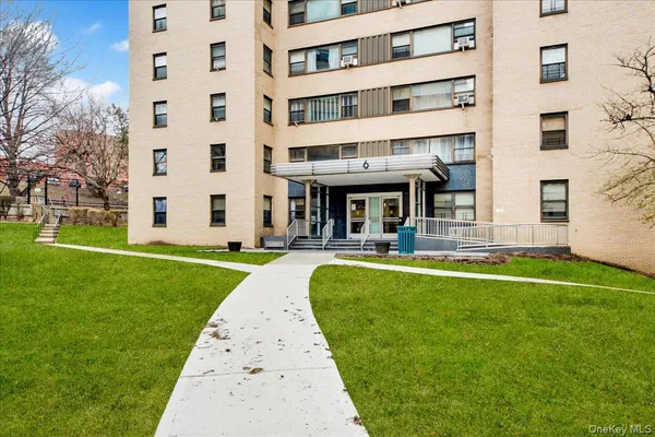 $1,995 | 6 Fordham Hill Ovl, Unit 6A | University Heights
