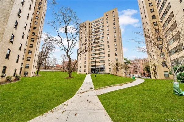 $1,995 | 6 Fordham Hill Ovl, Unit 6A | University Heights