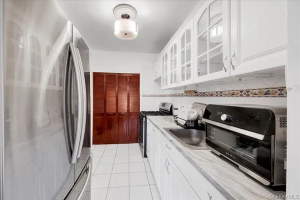 $1,995 | 6 Fordham Hill Ovl, Unit 6A | University Heights