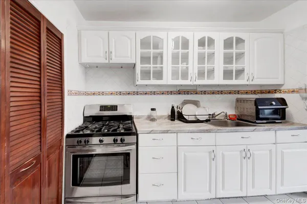 $1,995 | 6 Fordham Hill Ovl, Unit 6A | University Heights