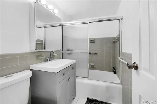 $1,995 | 6 Fordham Hill Ovl, Unit 6A | University Heights