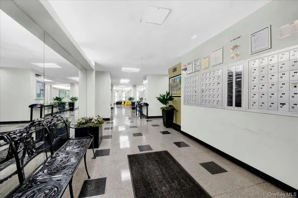 $1,995 | 6 Fordham Hill Ovl, Unit 6A | University Heights