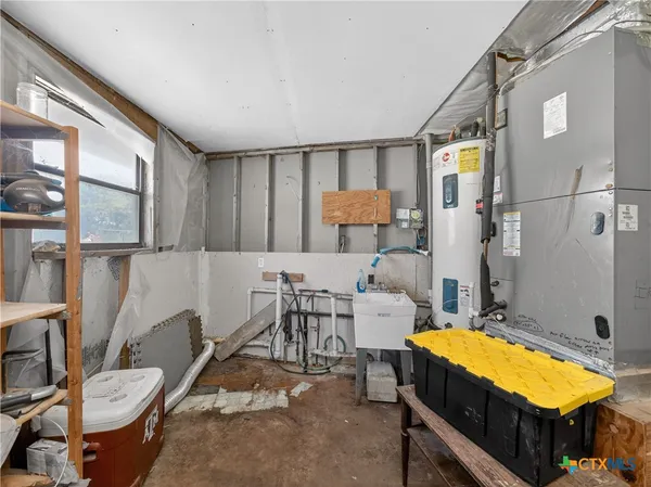 a view of a house with backyard