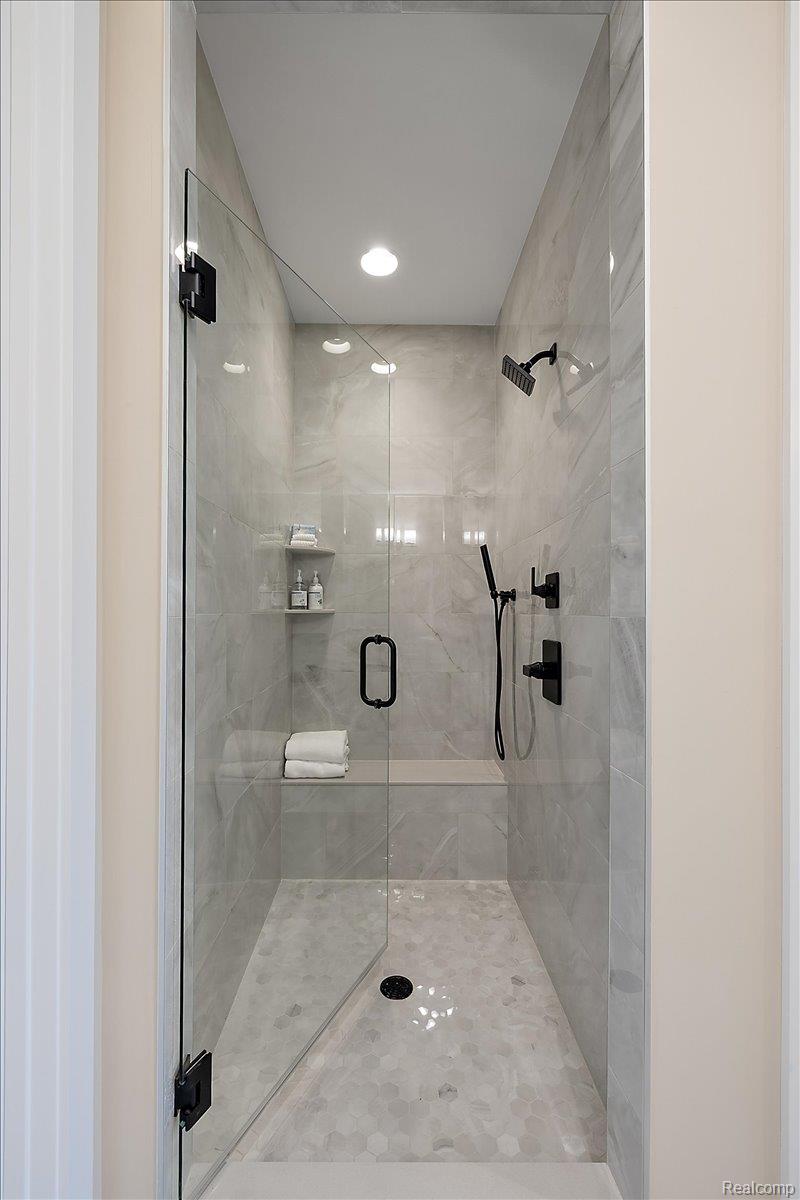 2032 Breckenridge Court, Unit 9 Rochester, MI 48309 - Photo 25 of 39 Full bath with a shower stall