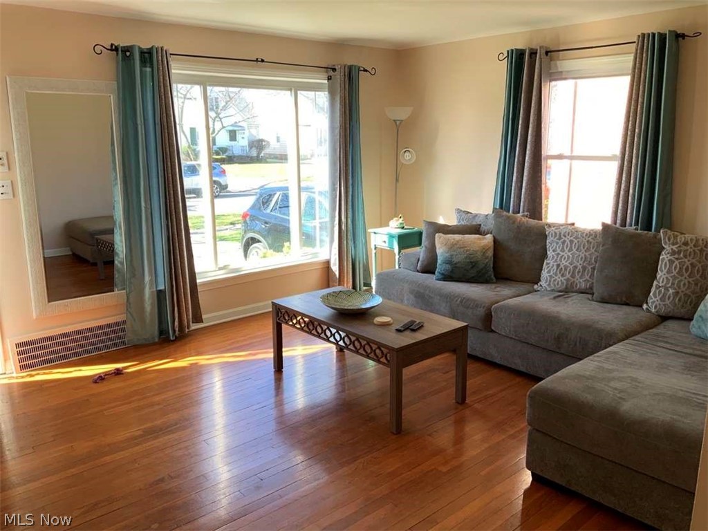 4157 Bayard Road Cleveland, OH 44121 - Photo 3 of 19 Living Room