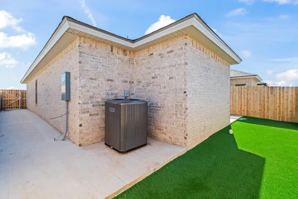 a view of an house with backyard