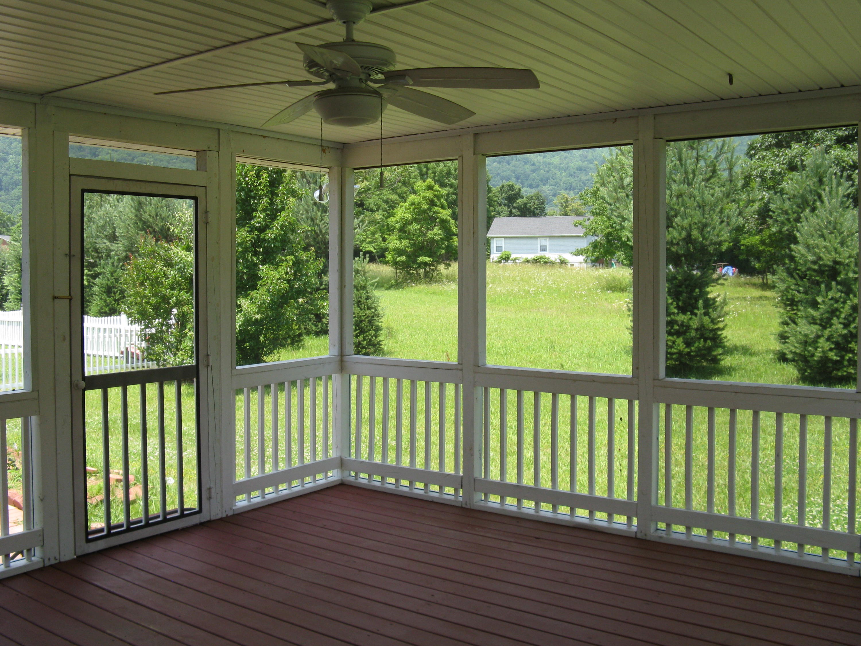 629 Castleridge Road Vinton, VA 24179 - Photo 14 of 19 screened in deck