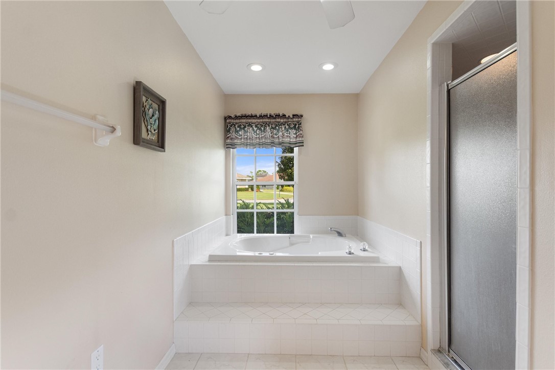 5521 Emerald Ridge Boulevard Lakeland, FL 33813 - Photo 19 of 33 a bathroom with bathtub