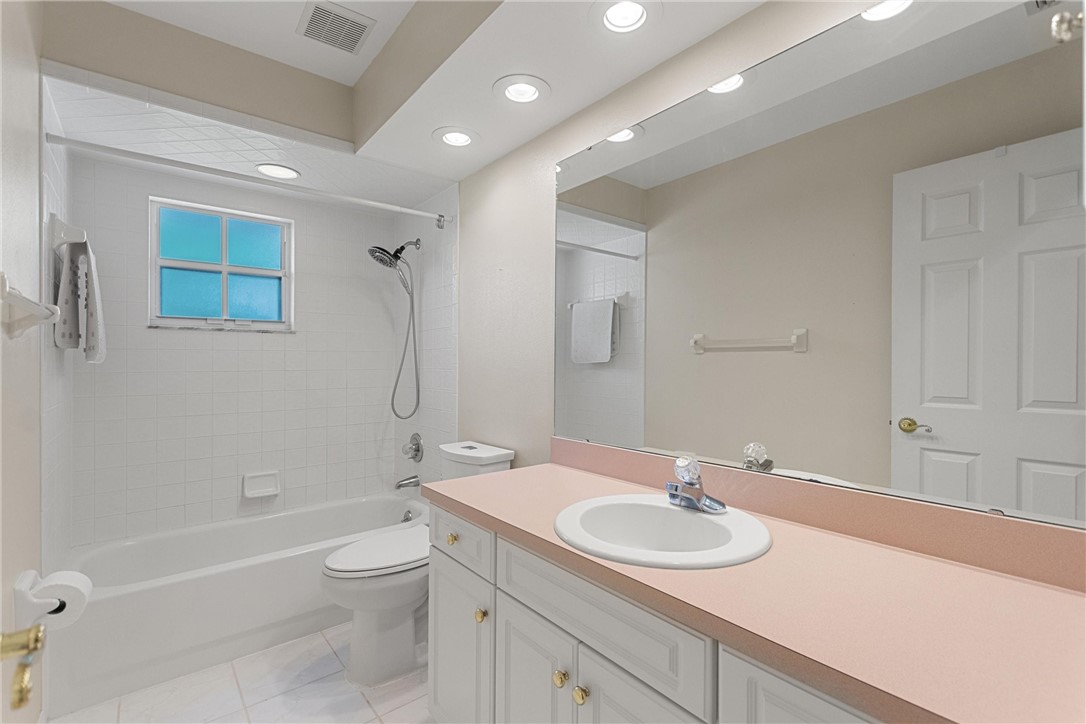 5521 Emerald Ridge Boulevard Lakeland, FL 33813 - Photo 25 of 33 a bathroom with a sink a toilet and shower
