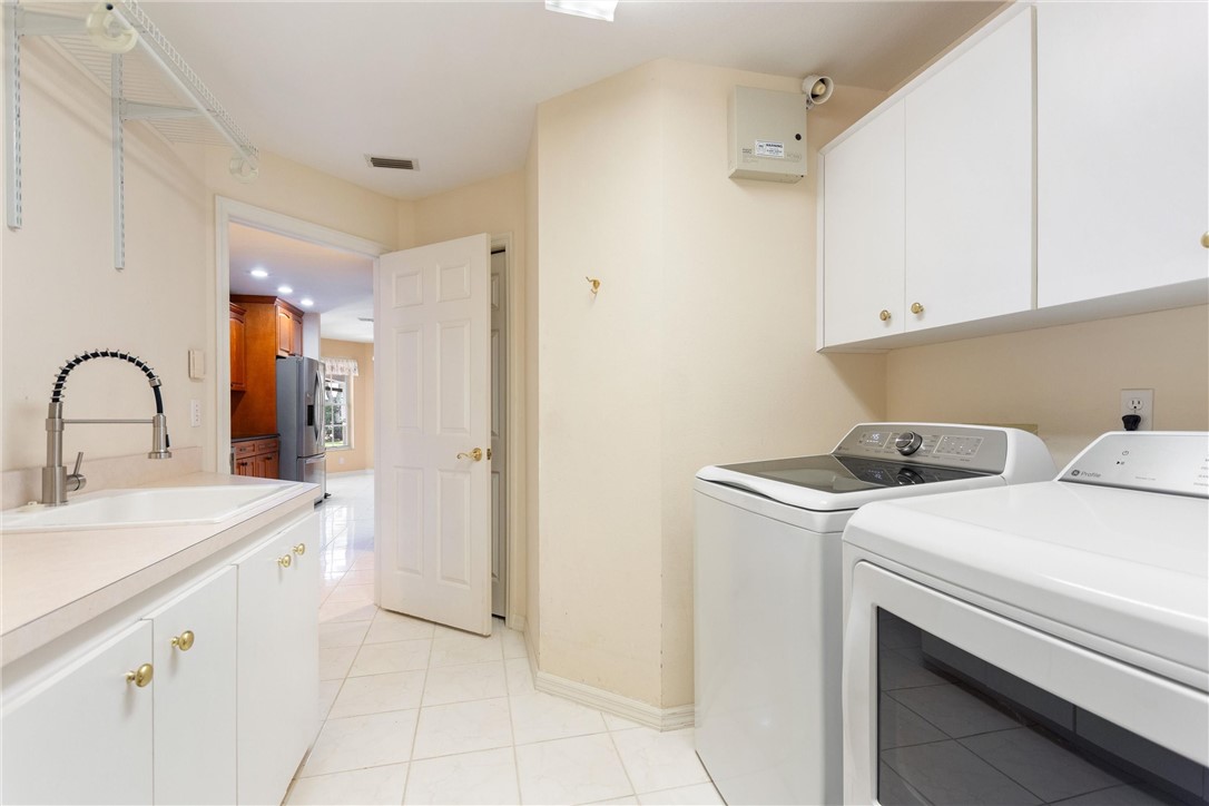 5521 Emerald Ridge Boulevard Lakeland, FL 33813 - Photo 26 of 33 a view of a kitchen with sink and washing machine