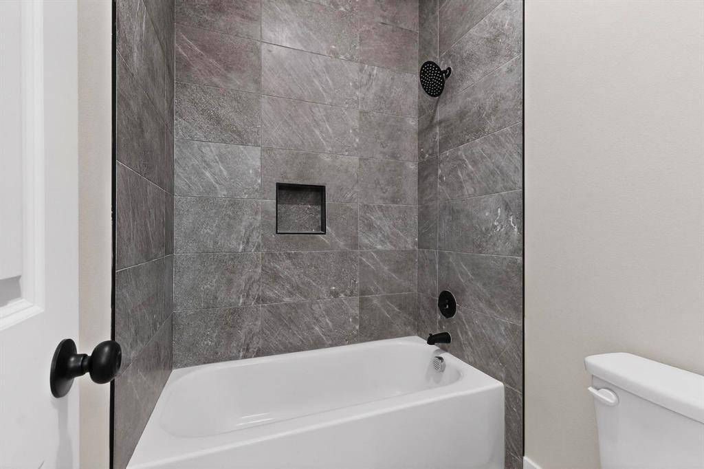 100 Diamond T Ranch Road Trinidad, TX 75163 - Photo 25 of 36 a bathroom with a bathtub