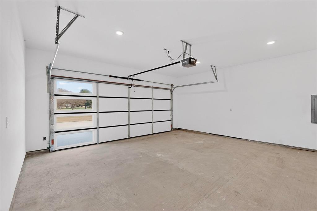 100 Diamond T Ranch Road Trinidad, TX 75163 - Photo 32 of 36 a view of a garage