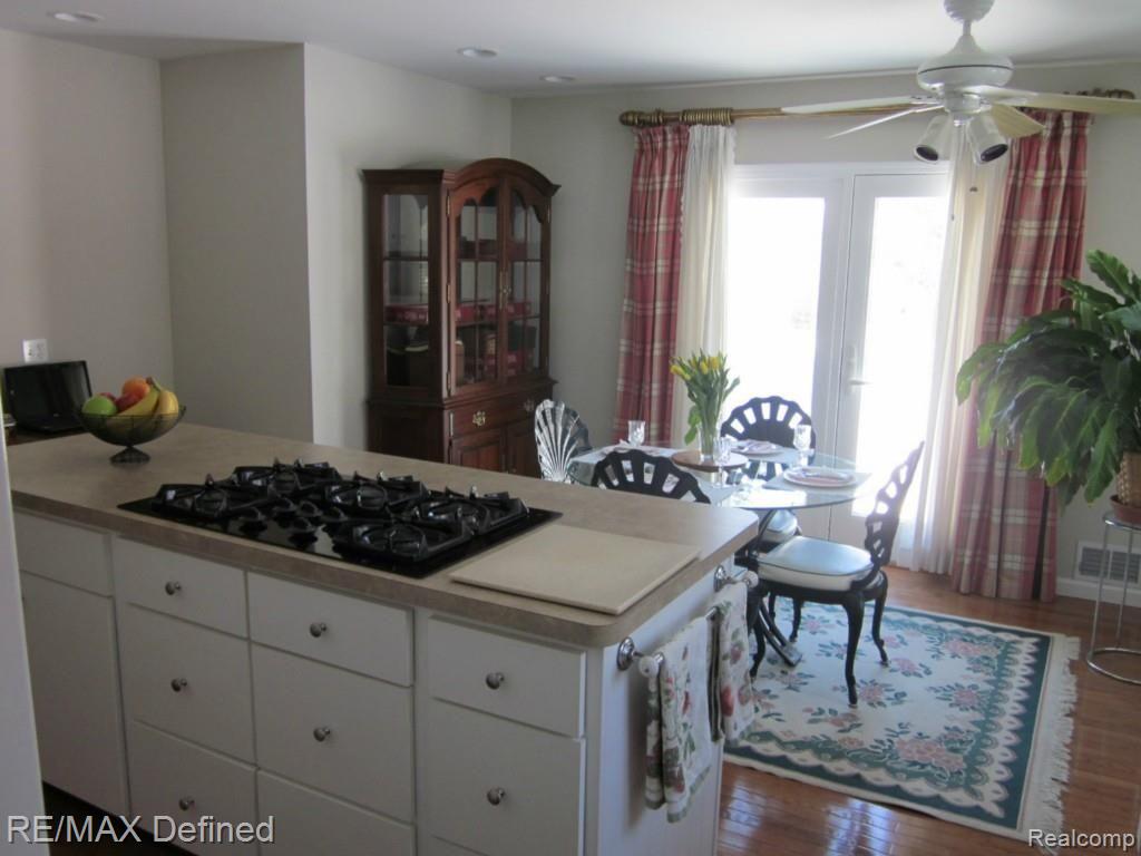 330 Elmhill Road Rochester Hills, MI 48306 - Photo 7 of 27