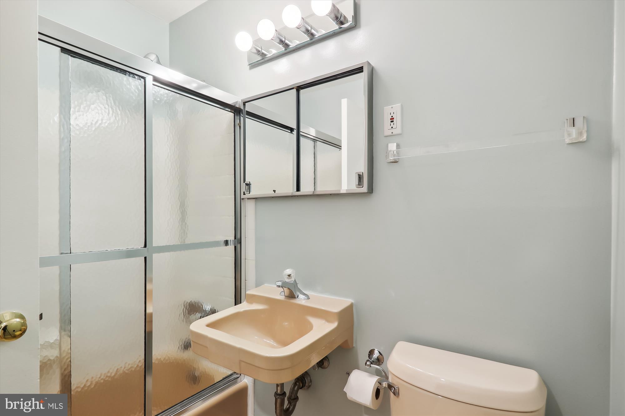 3913 Rickover Road Silver Spring, MD 20902 - Photo 22 of 43 Hallyway bathroom with shower and tub