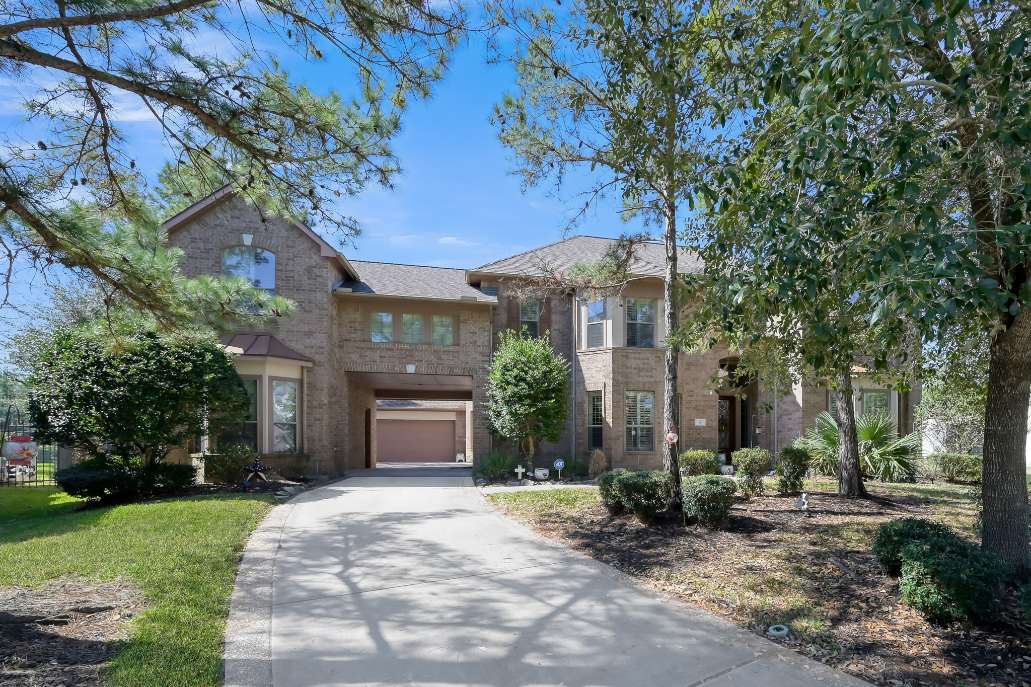 50 Cove View Trail Court Spring, TX 77389 - Photo 2 of 15 a front view of a house with garden