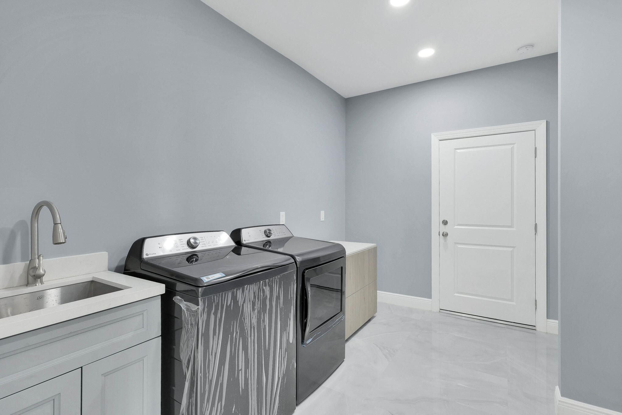 1749 Southwest California Boulevard Port St. Lucie, FL 34953 - Photo 11 of 33 a utility room with sink dryer and washer