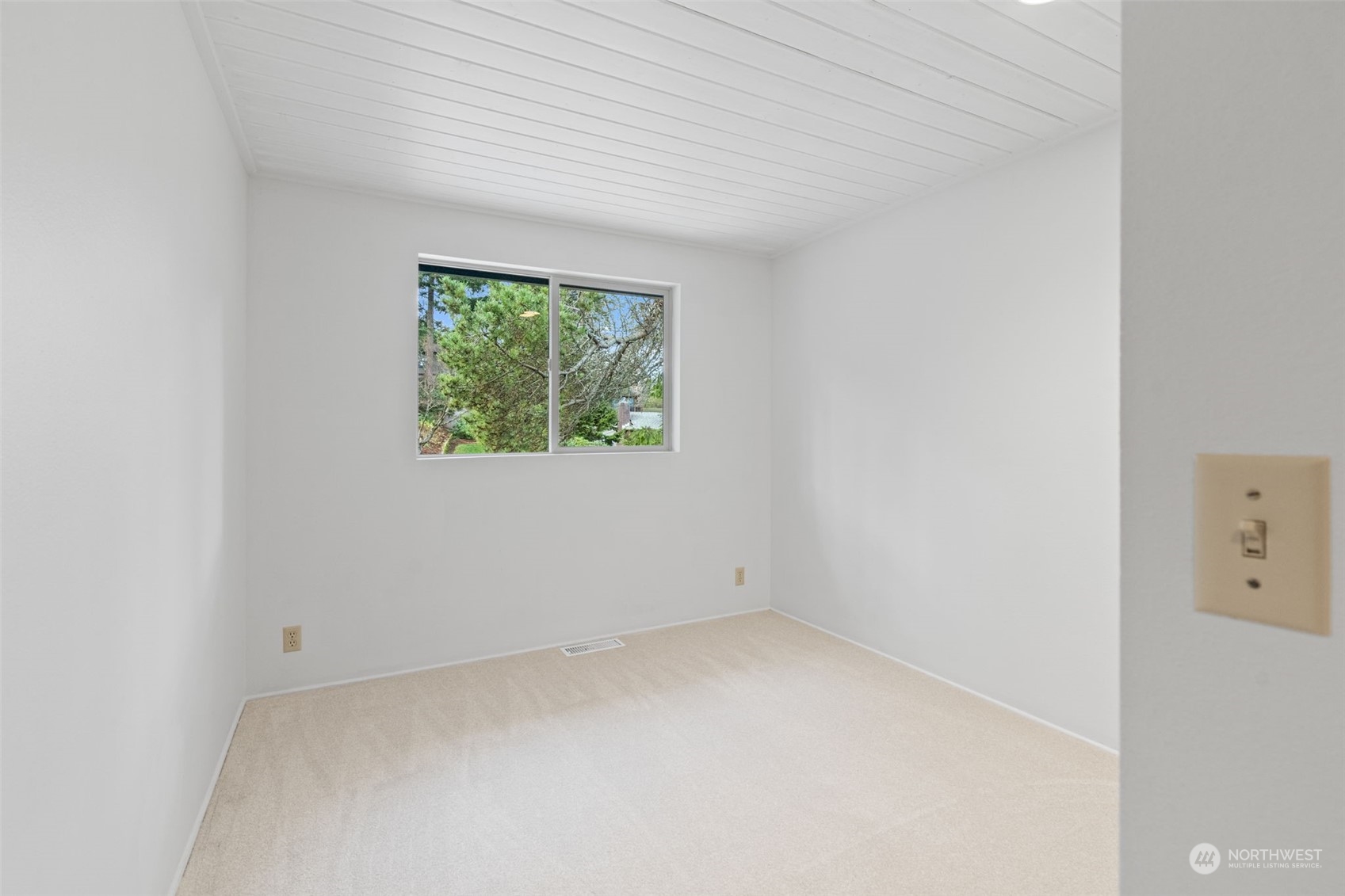 505 Cypress Road Bellingham, WA 98225 - Photo 17 of 37 an empty room with a window
