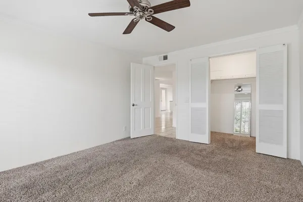 a view of empty room with a ceiling fan